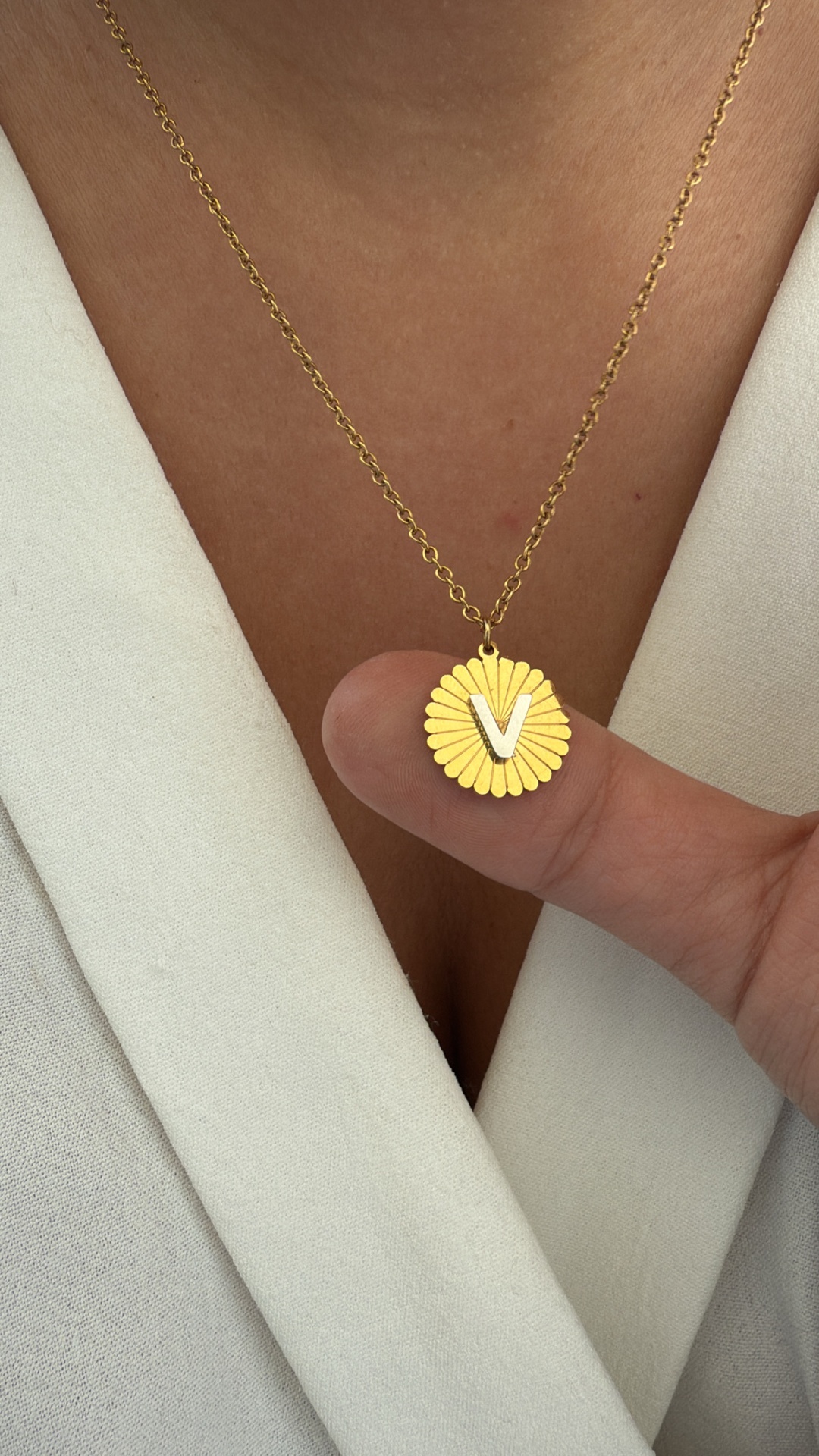 Colar inicial dourado e prateado