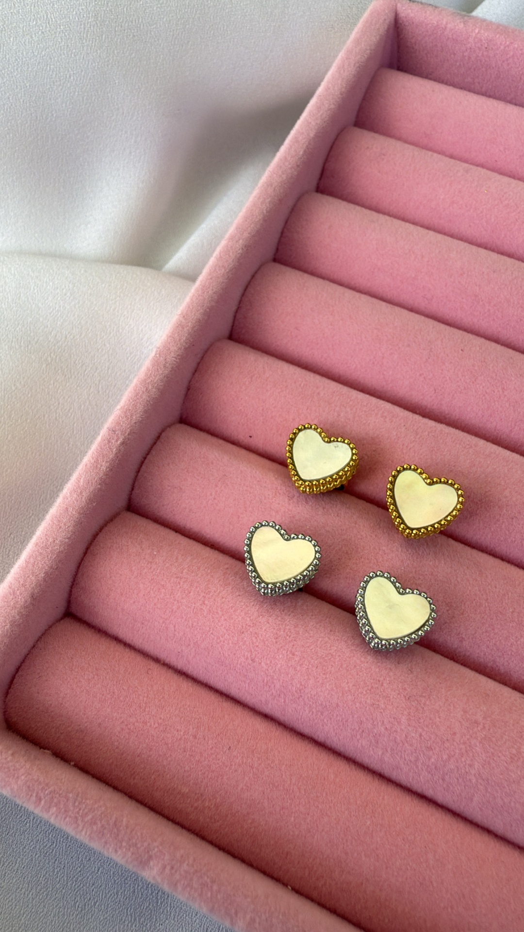 Brincos coração madrepérola