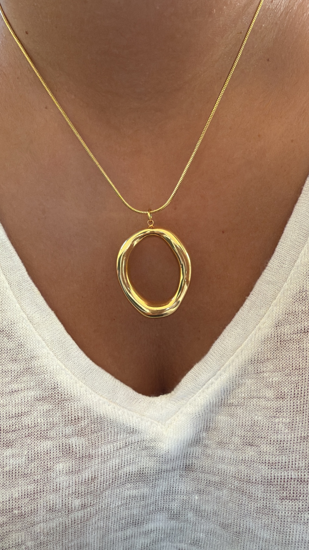 Colar pendente oval