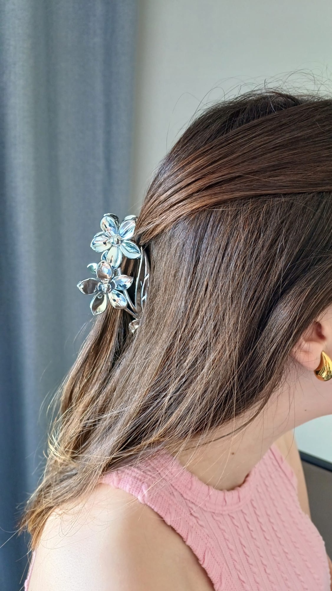 Grampo de cabelo metálico prateado com flores em cabelo castanho claro