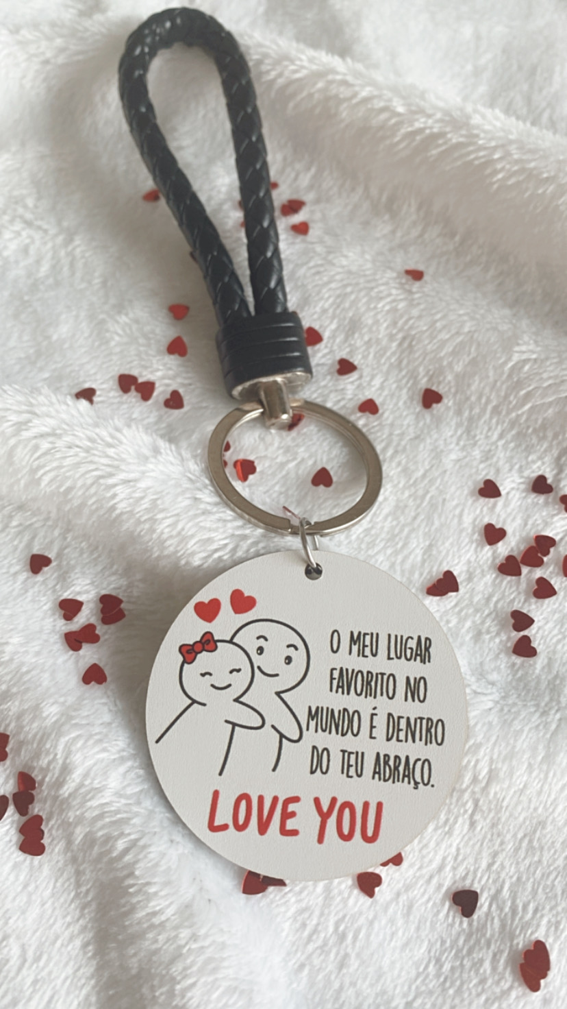 Porta-chaves com frase romântica e ilustração de casal em tecido branco com corações vermelhos