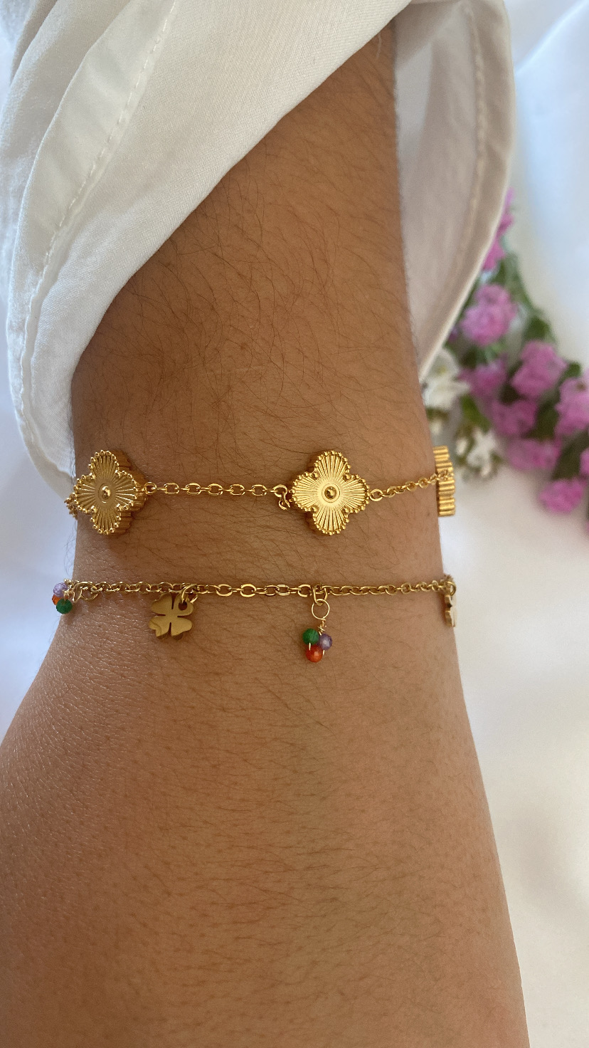 Pulseira com mini trevos e pedrinhas