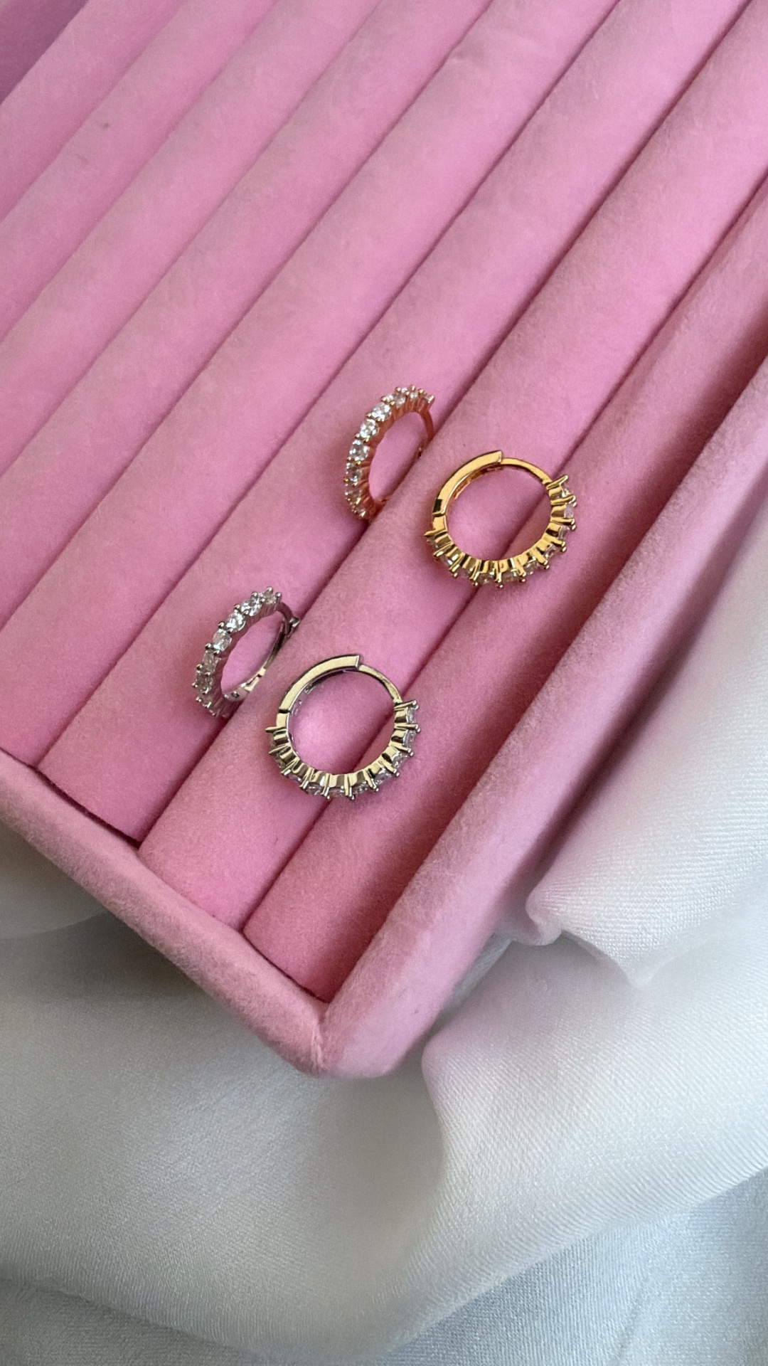 Brincos de argola com pedras em caixa de veludo rosa