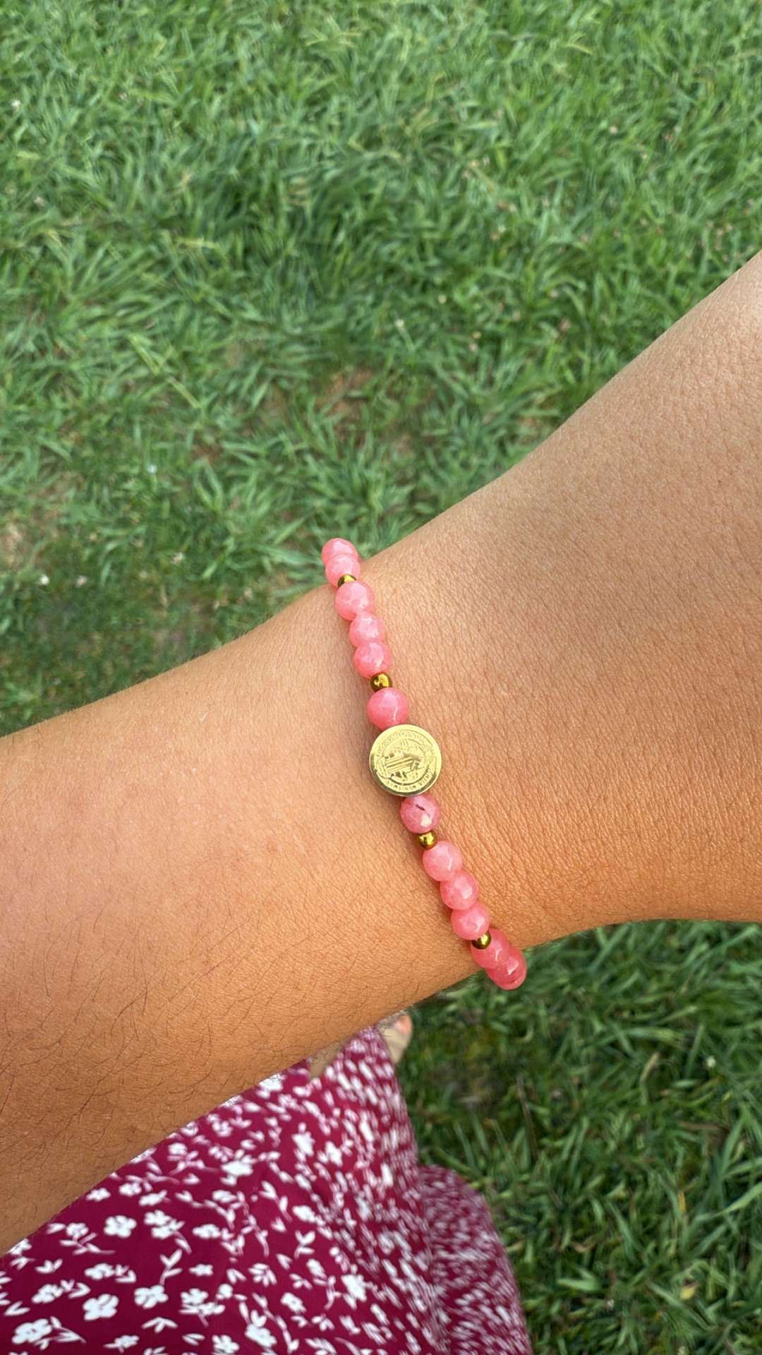 Pulseira coral com medalha São Bento