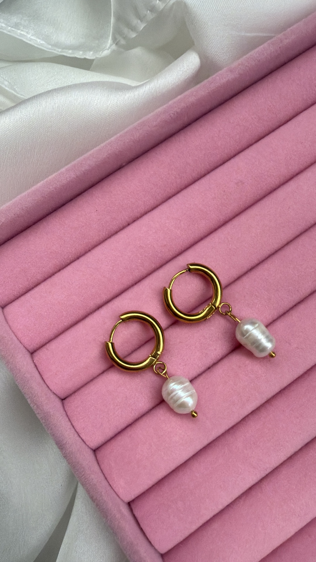 Argolas com pérola de rio