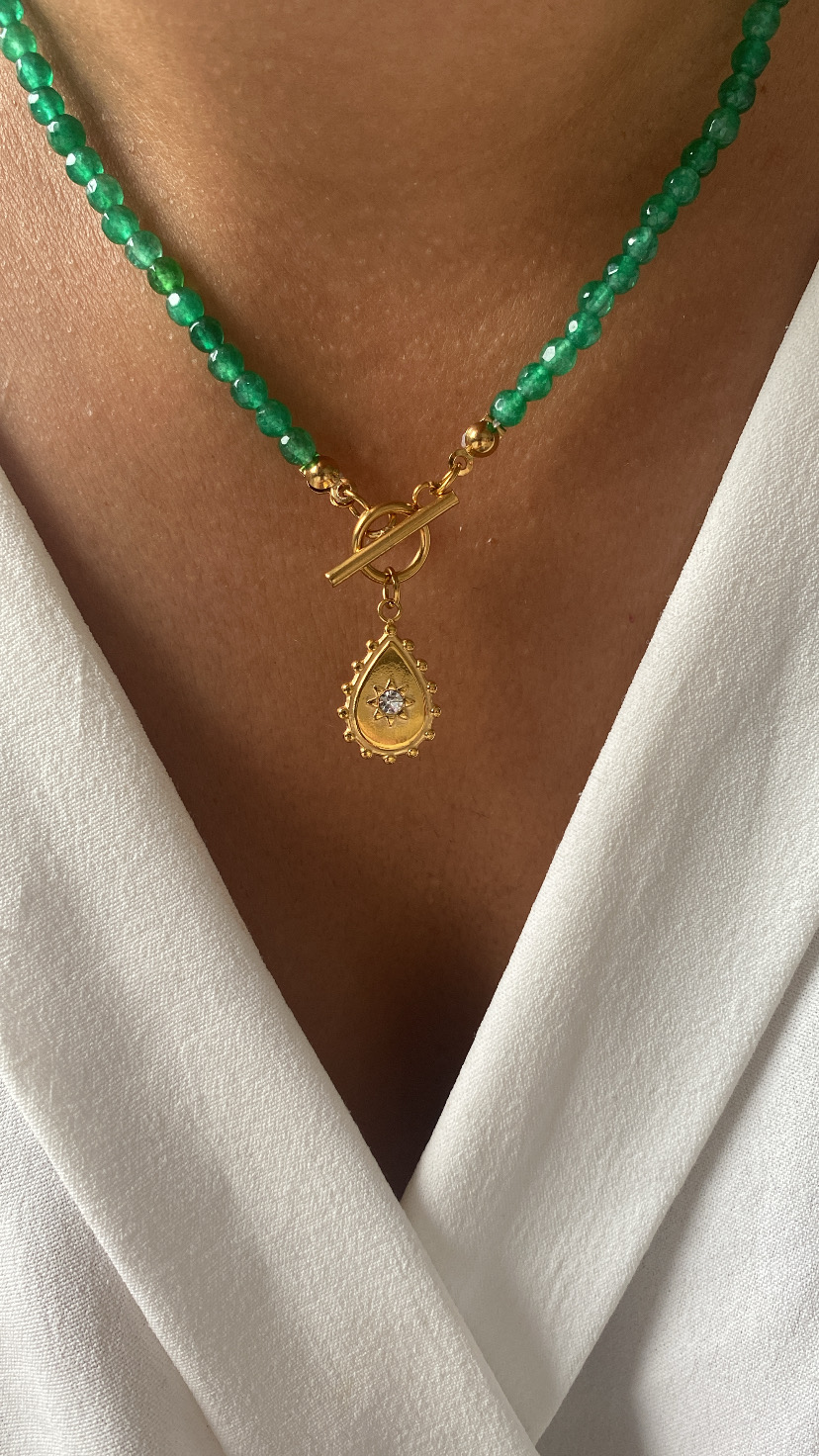 Colar pedrinhas verdes