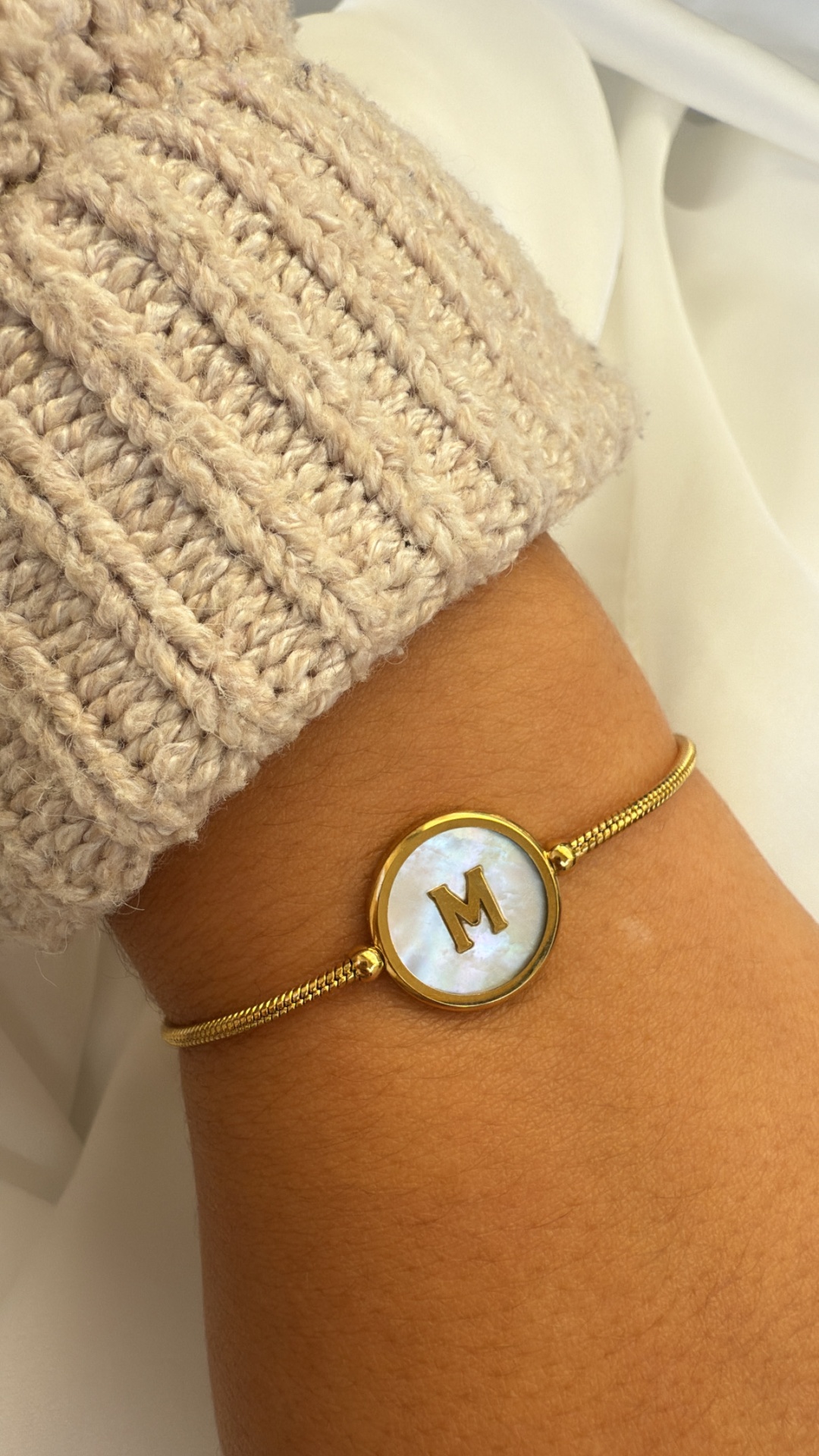 Pulseira&#x20;letra&#x20;madrep&#x00E9;rola