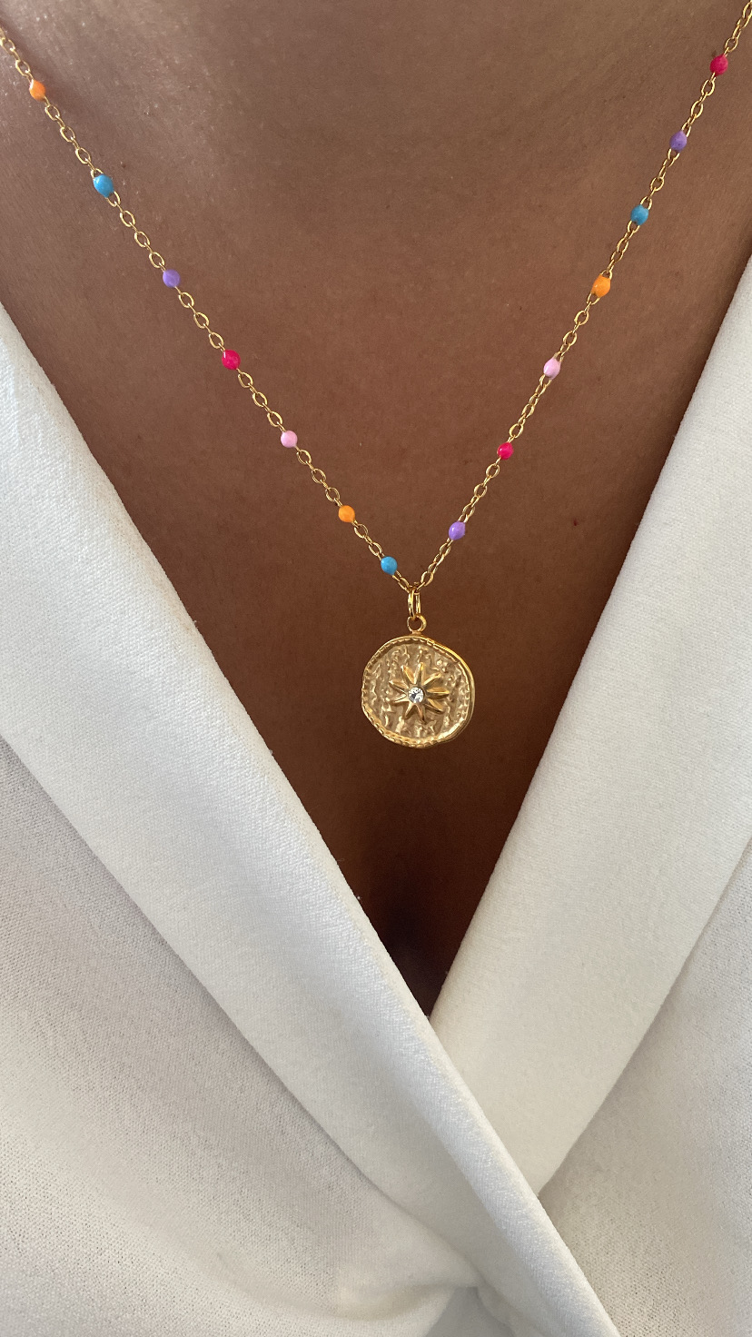 Colar delicate com cores