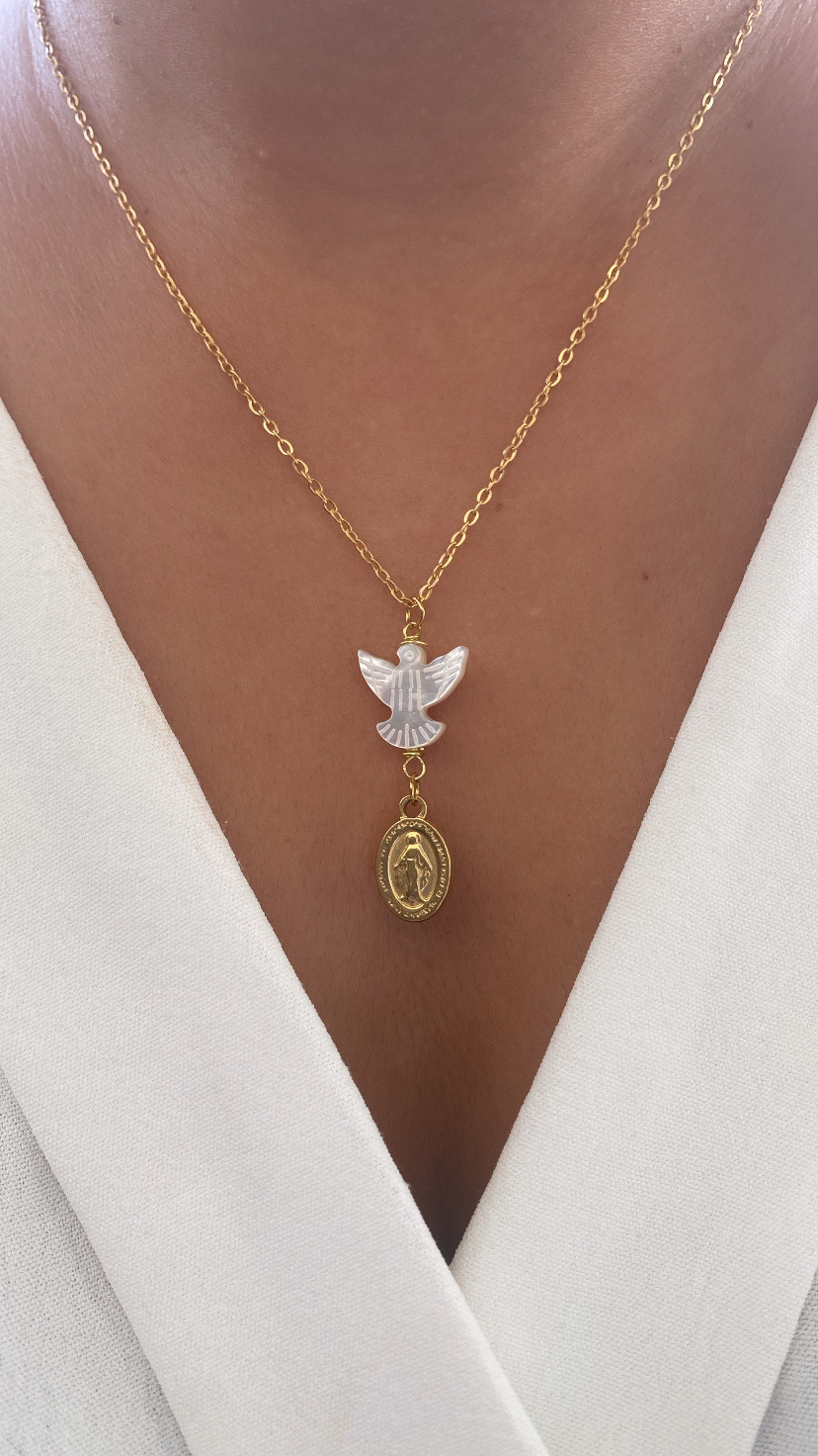 Colar com espírito santo madrepérola e nossa senhora