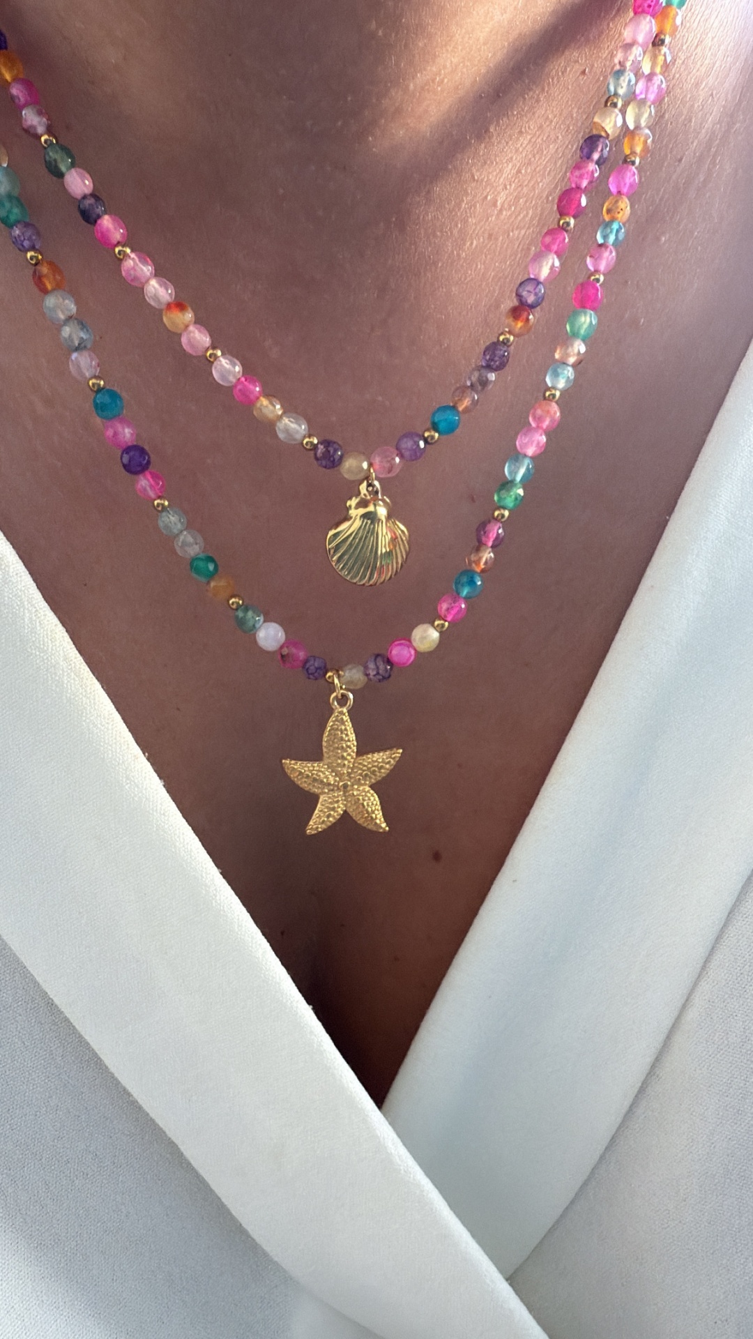 Colar pedrinhas de cor com concha / estrela