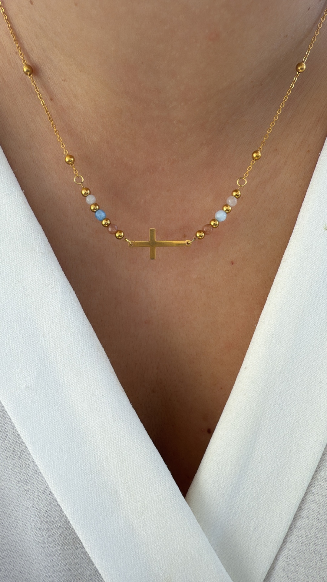 Colar cruz com pedrinhas