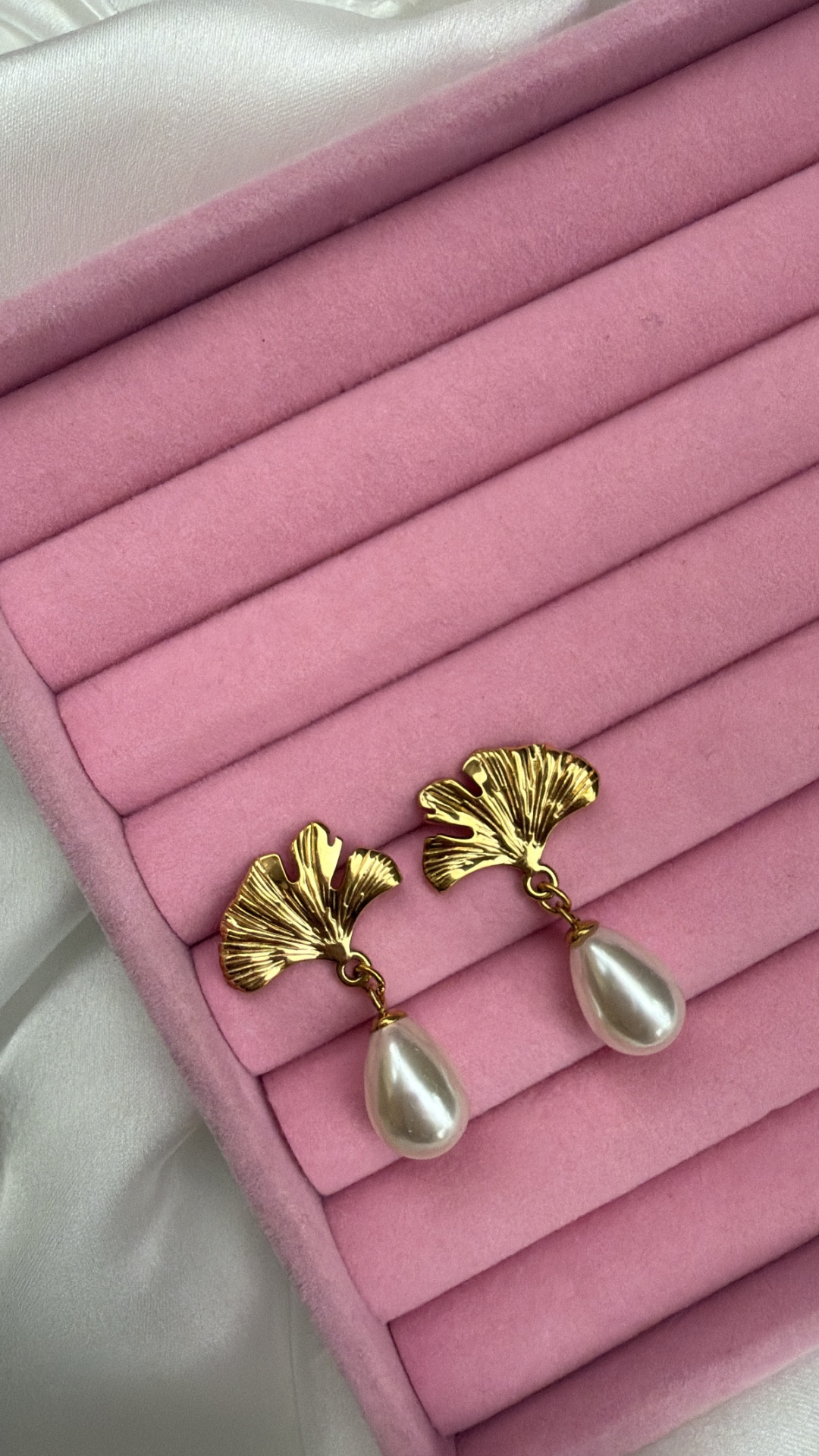Brincos folha com pérola