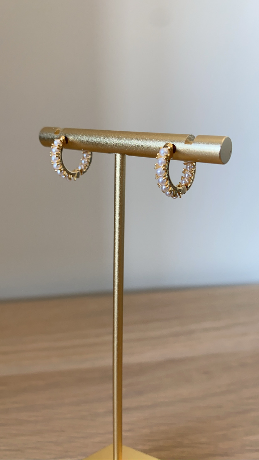 Argolas com mini pérolas