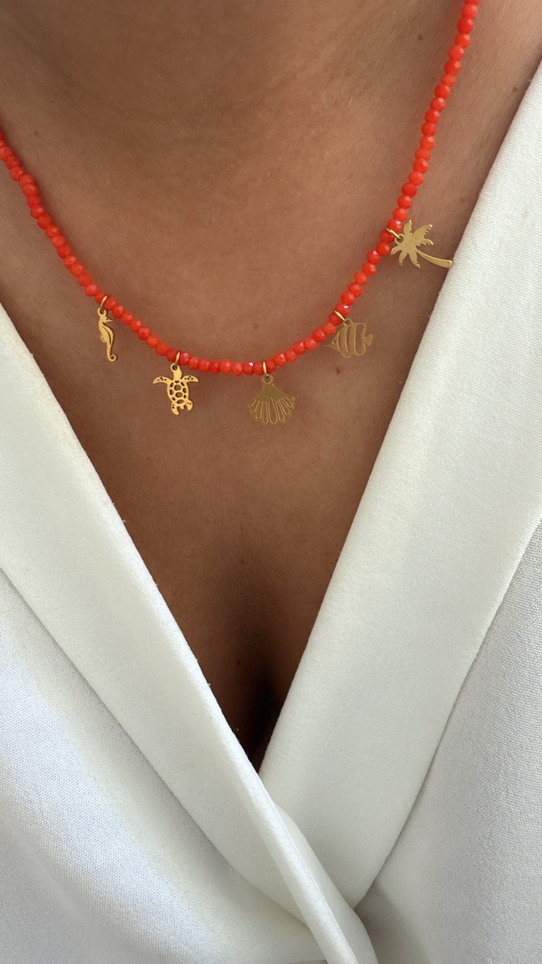 Colar mini pendentes com missangas coral