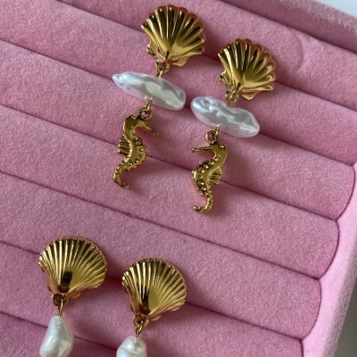 Brincos com pérola e cavalo marinho