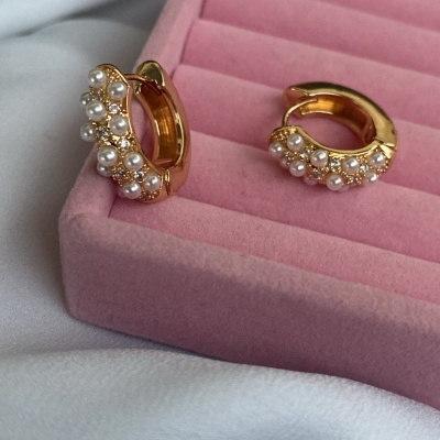 Argolas&#x20;com&#x20;brilho&#x20;e&#x20;p&#x00E9;rolas