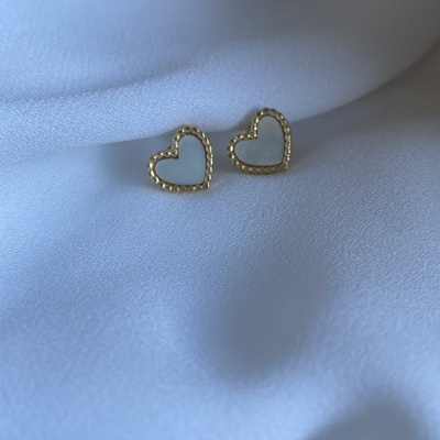 Brincos madrepérola em coração