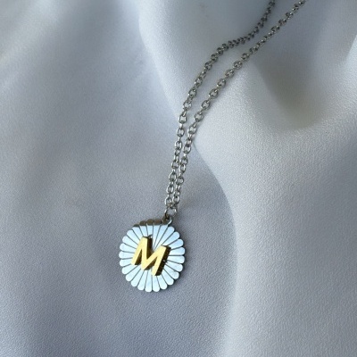 Colar&#x20;inicial&#x20;prateado&#x20;e&#x20;dourado