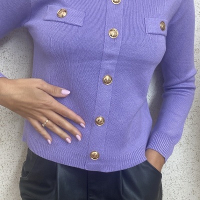 Camisola&#x20;de&#x20;malha&#x20;com&#x20;bot&#x00F5;es