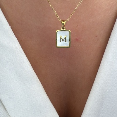 Colar&#x20;inicial&#x20;em&#x20;madrep&#x00E9;rola