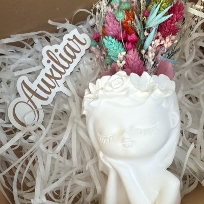 Caixa com vaso flores secas