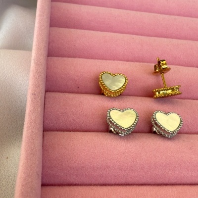 Brincos coração madrepérola