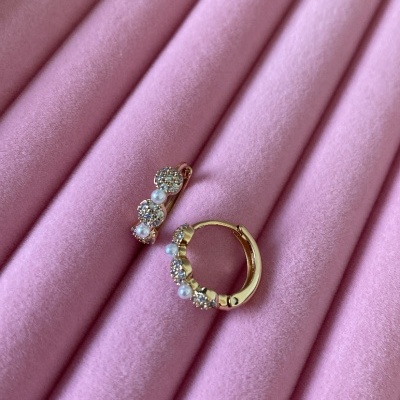 Argolas com brilho e pérolas