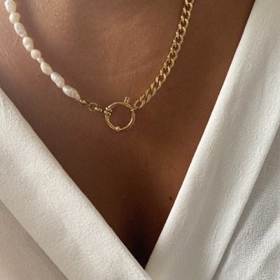 Colar fecho t com pérolas de rio