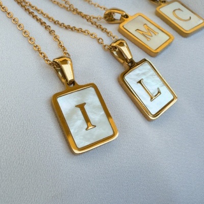 Colar&#x20;inicial&#x20;em&#x20;madrep&#x00E9;rola