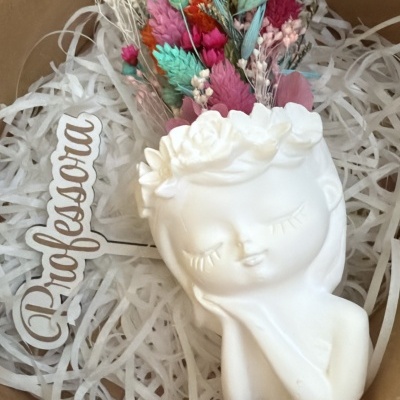 Caixa com vaso flores secas