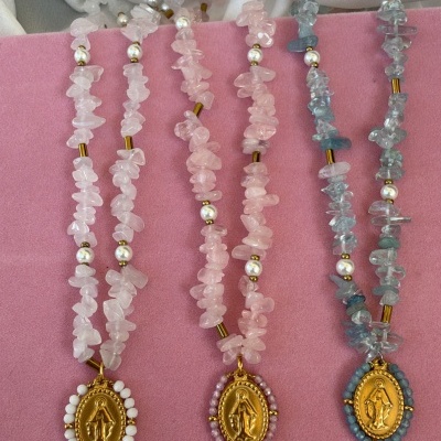 Colar pedrinhas nossa senhora azul/rosa/branco