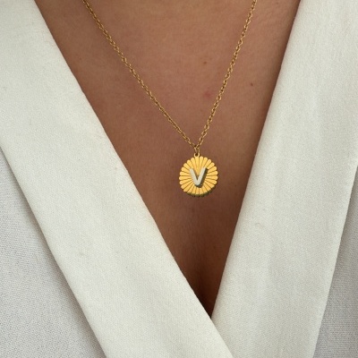 Colar&#x20;inicial&#x20;dourado&#x20;e&#x20;prateado