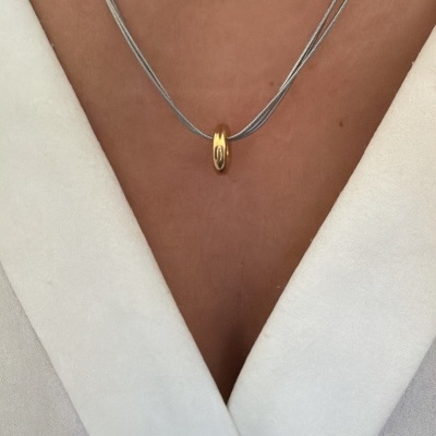 Colar com pingente anel dourado em corrente prateada dupla no pescoço