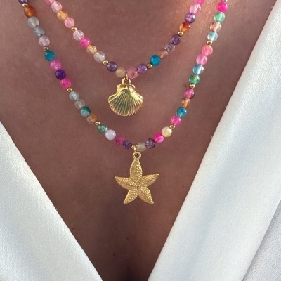 Colar pedrinhas de cor com concha / estrela