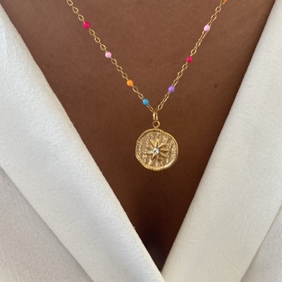 Colar delicate com cores