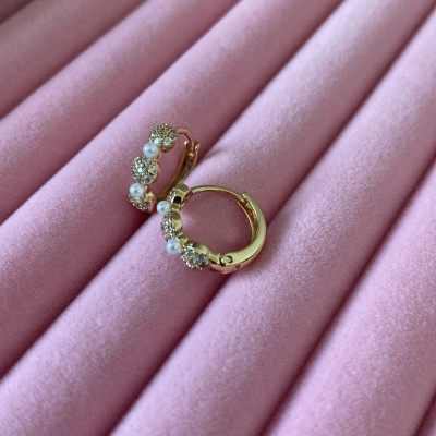 Argolas com brilho e pérolas