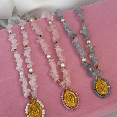 Colar pedrinhas nossa senhora azul/rosa/branco