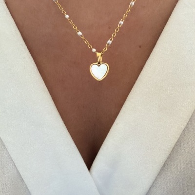 Colar dourado com pendente de coração branco