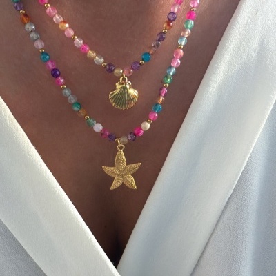 Colar pedrinhas de cor com concha / estrela