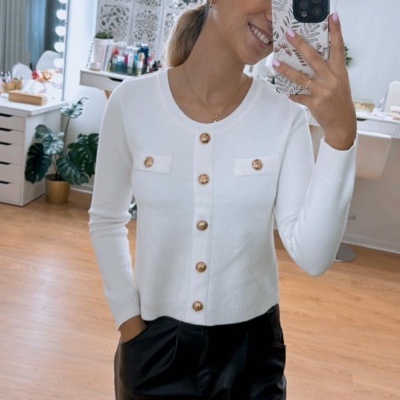 Camisola&#x20;de&#x20;malha&#x20;com&#x20;bot&#x00F5;es