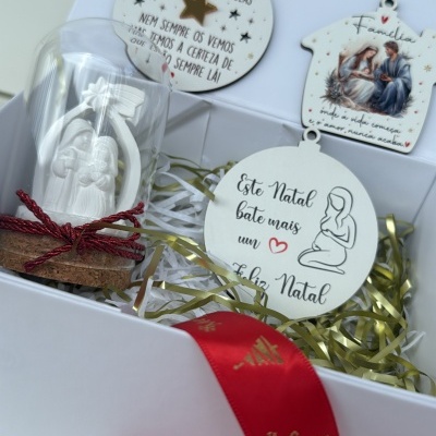 Ornamentos de Natal em caixa branca com fita vermelha e decoração de presépio em vidro