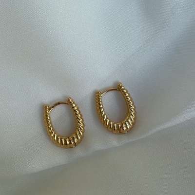 Argolas ovais trabalhadas