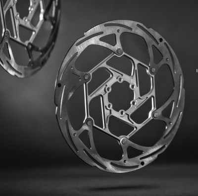 Discos de travão metálicos para bicicleta com design recortado e fundo cinza escuro