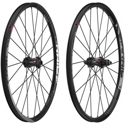 Conjunto de rodas de bicicleta em carbono pretas com detalhes vermelhos e inscrição ROVAL.