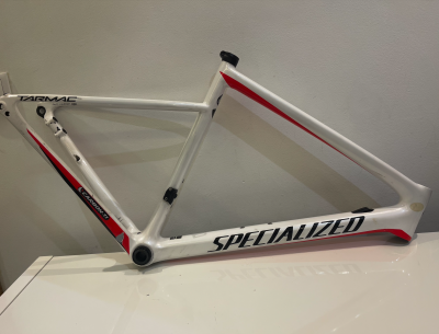 Quadro de bicicleta Specialized Tarmac branco com detalhes vermelhos e pretos