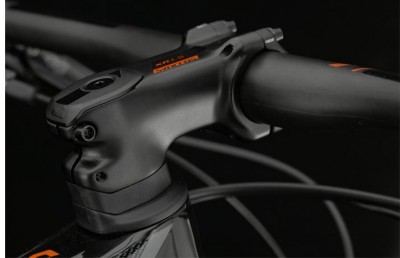 Avanço e guiador de bicicleta preto com detalhes em laranja