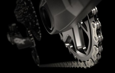 Sistema de transmissão de bicicleta com corrente metálica e peças cinzentas