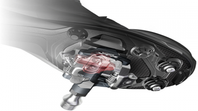 Pedal de bicicleta de estrada preto com componentes metálicos e detalhes vermelhos