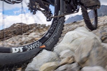 Rodas de bicicleta de montanha em terreno rochoso