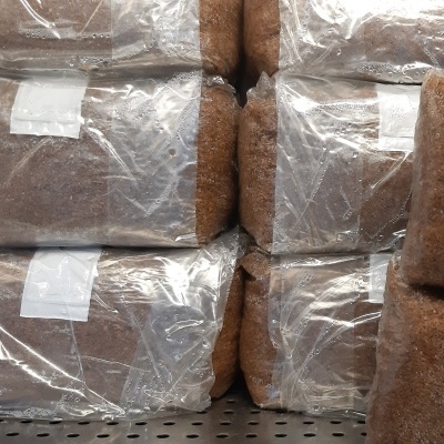 Substrato lenhocelulósico suplementado e esterilizado